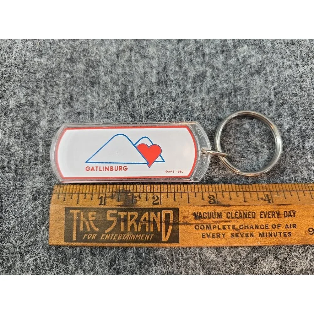 1980s Gatlinburg Tennessee Vtg Keychain Acrylic Plastic Double Sided Caps